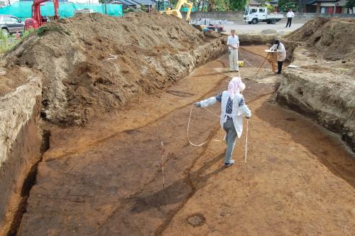 発掘調査中の古墳周溝（物井古墳群）の写真