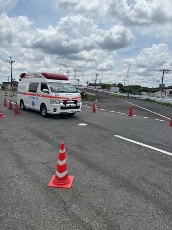 決められた円内で車両の方向を180度転換する方向変換訓練の様子